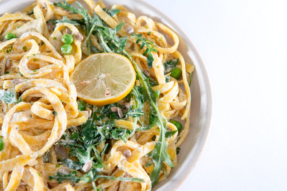 Pasta aus Bandnudeln mit Zucchini und Zitronensoße