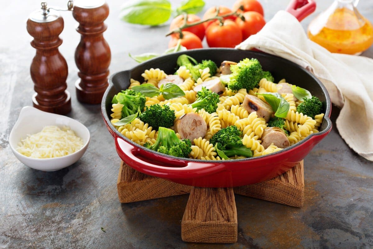 Pasta aus Fusilli Nudeln mit Brokkoli und Bratwurst