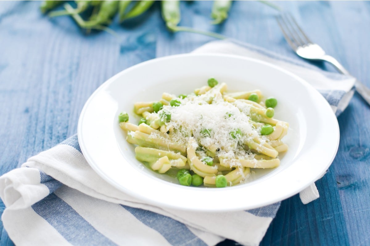 Pasta mit Erbsen in Sahnesauce mit Parmesan