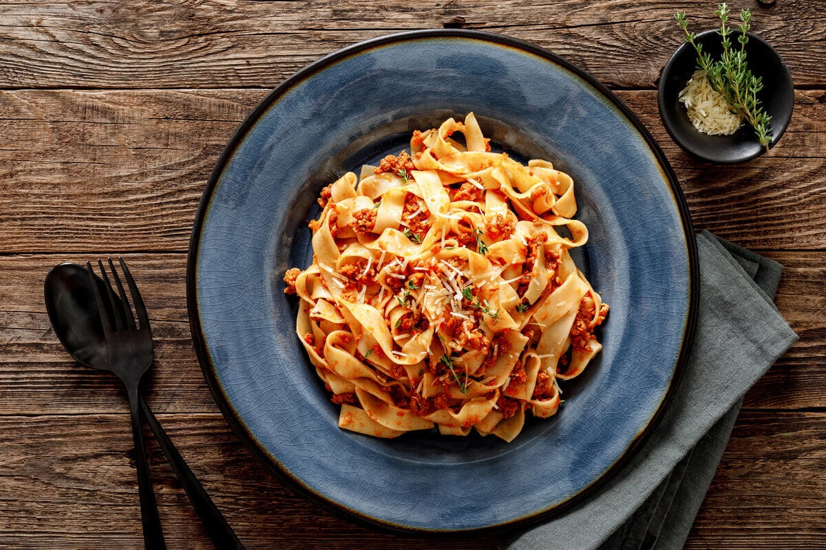 Pasta mit Fettuccine Nudeln und Hackfleisch in Tomatensauce