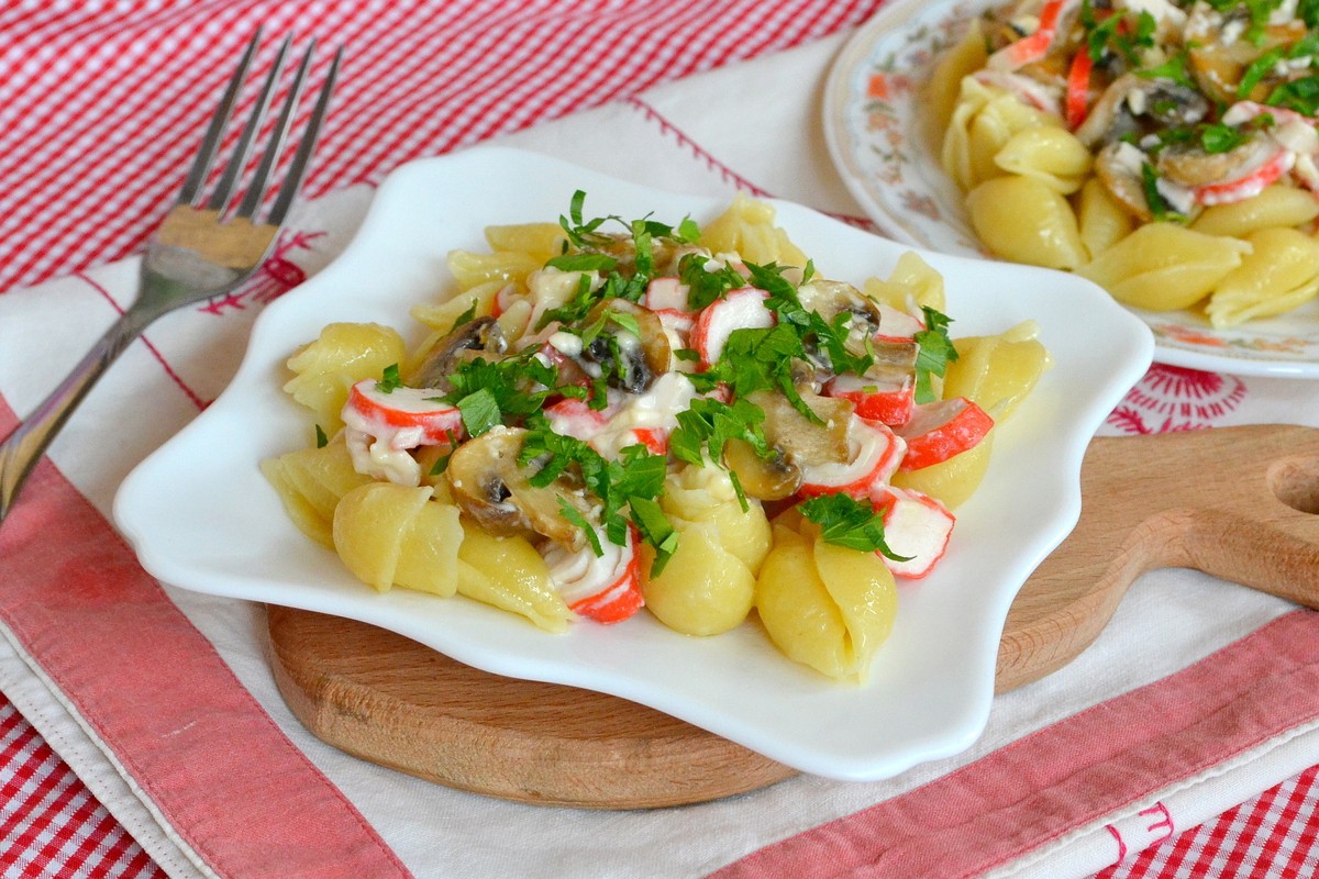 Pasta mit Krabbenstäbchen und Champignons