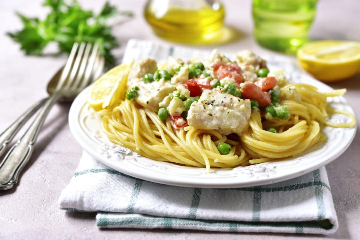 Pasta mit Seelachs, Erbsen, Paprika und Sahnesoße