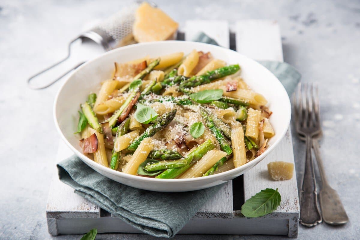 Pasta mit grünem Spargel, Bacon und Käse aus der Pfanne