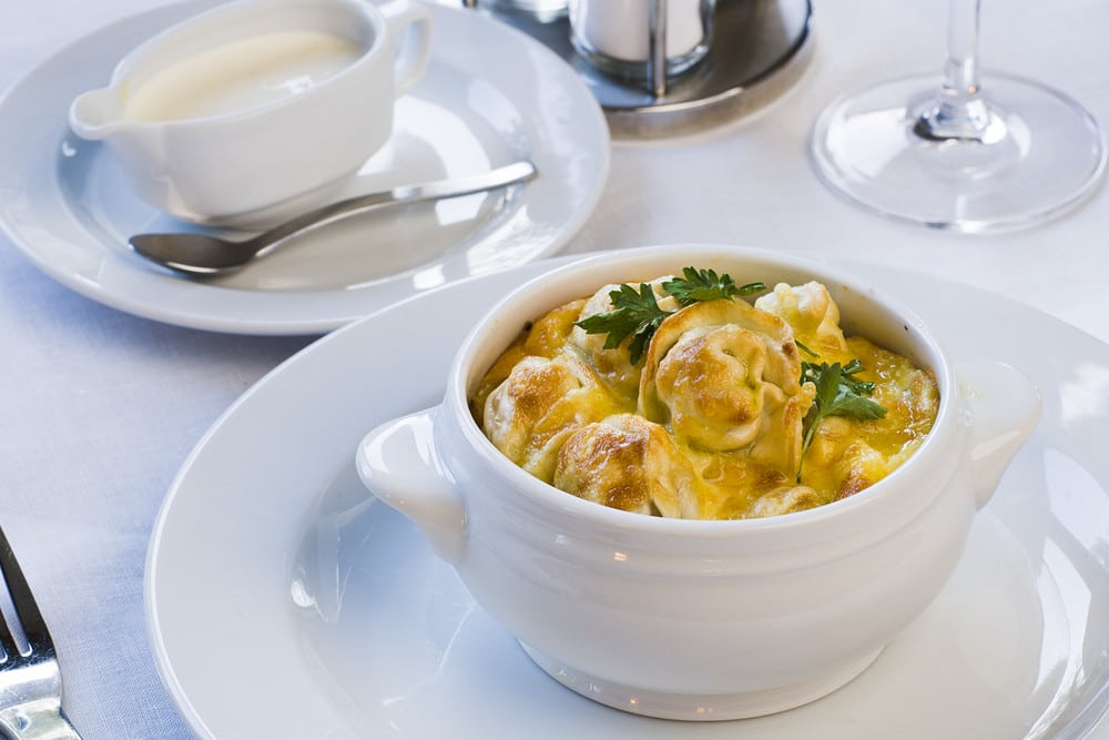 Pelmeni mit Gemüse und Käse in Töpfen aus dem Ofen