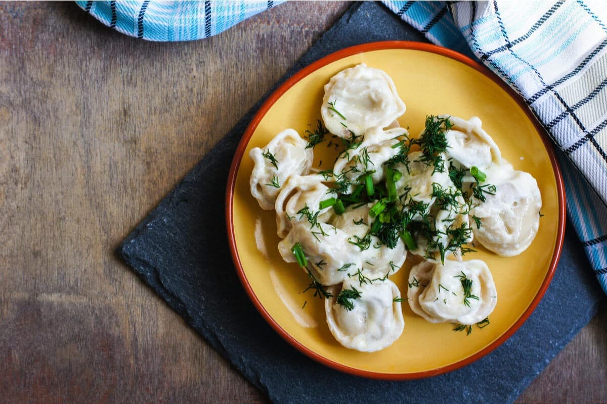 Pelmeni mit gebratenen Pilzen und Zwiebeln