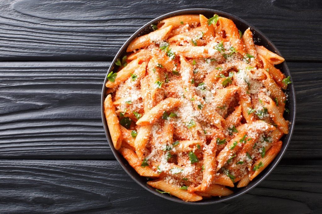 Penne alla Vodka – Pasta mit Tomatensauce und Parmesan
