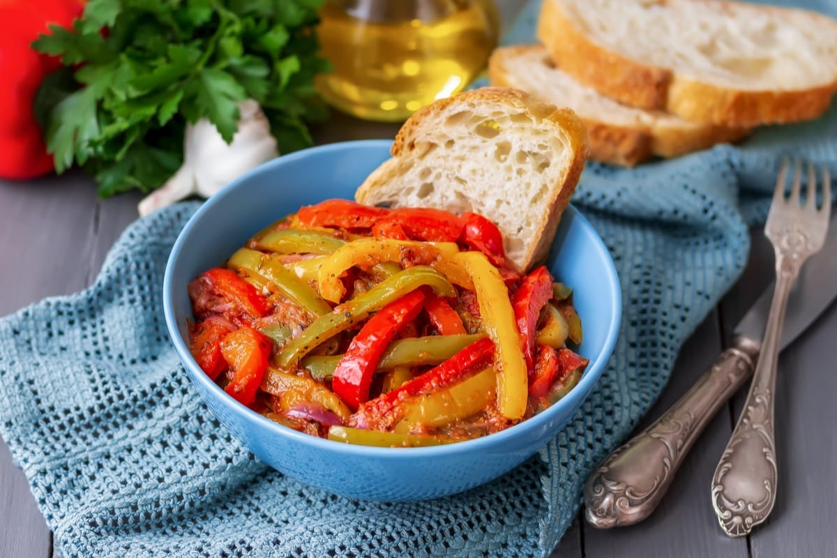 Peperonata – Paprikagemüse mit Tomaten, Knoblauch und Kräutern