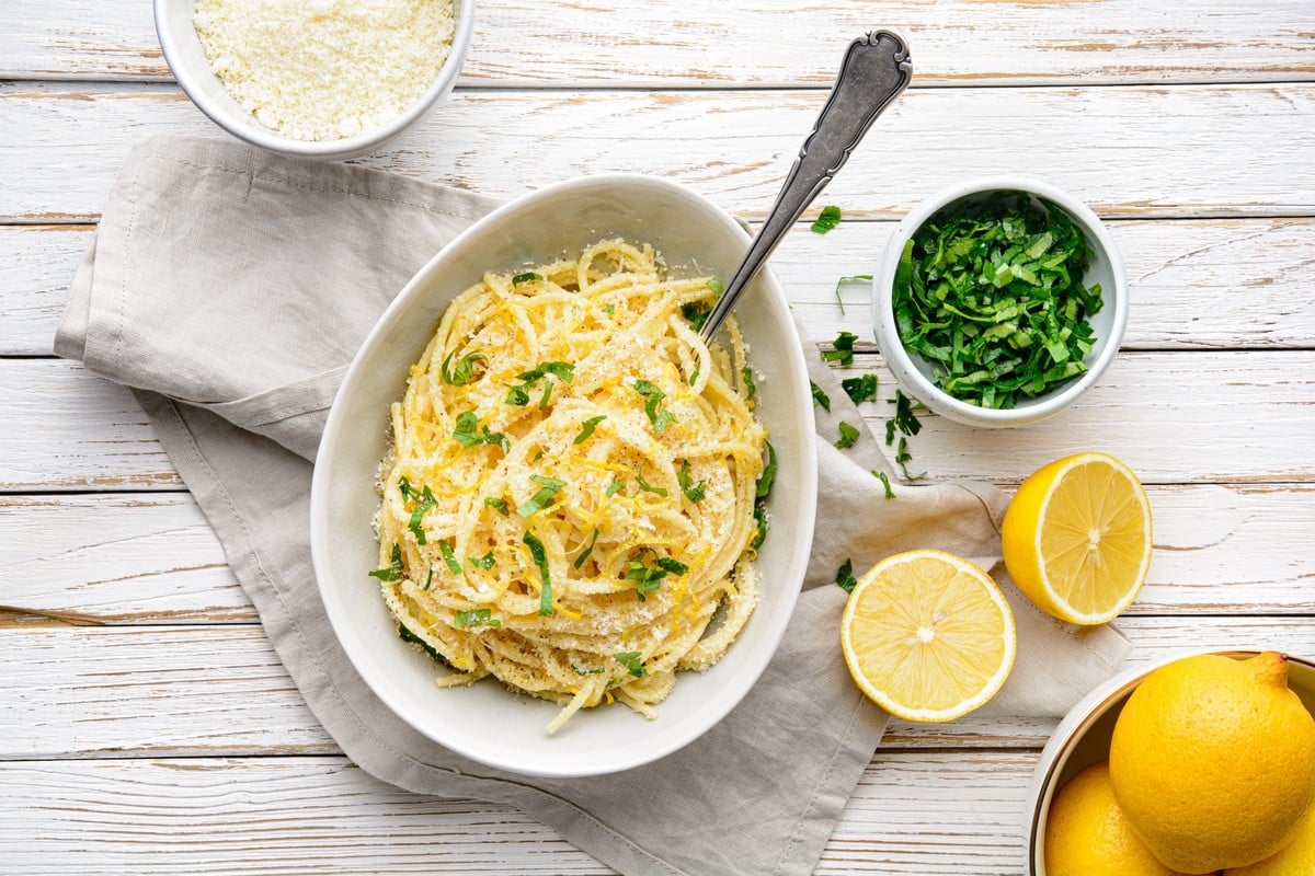 Perfekte Pasta in cremiger Sahnesauce mit Knoblauch und Käse