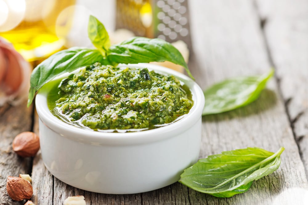 Pesto Sauce mit Basilikum und Haselnüssen