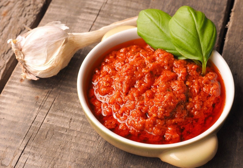 Pesto rosso mit getrockneten Tomaten und Parmesan