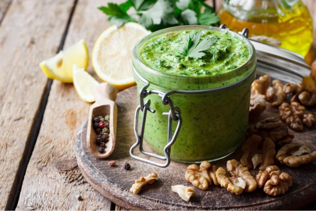 Petersilienpesto mit Knoblauch und Walnüssen