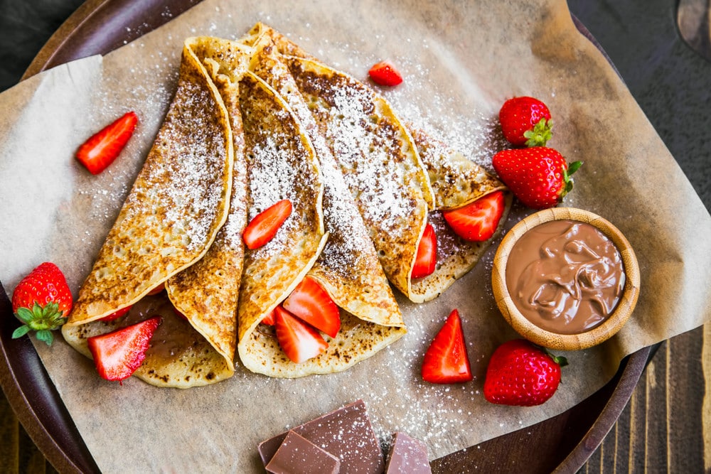 Pfannkuchen Dessert mit Nutella und Erdbeeren