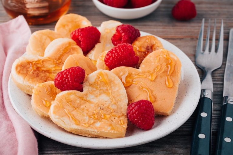 Pfannkuchen Herzen mit Himbeeren und Honig zum Muttertag