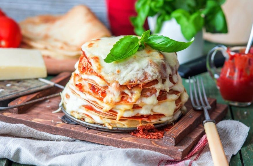 Pfannkuchen Lasagne mit geriebenem Mozzarella überbacken