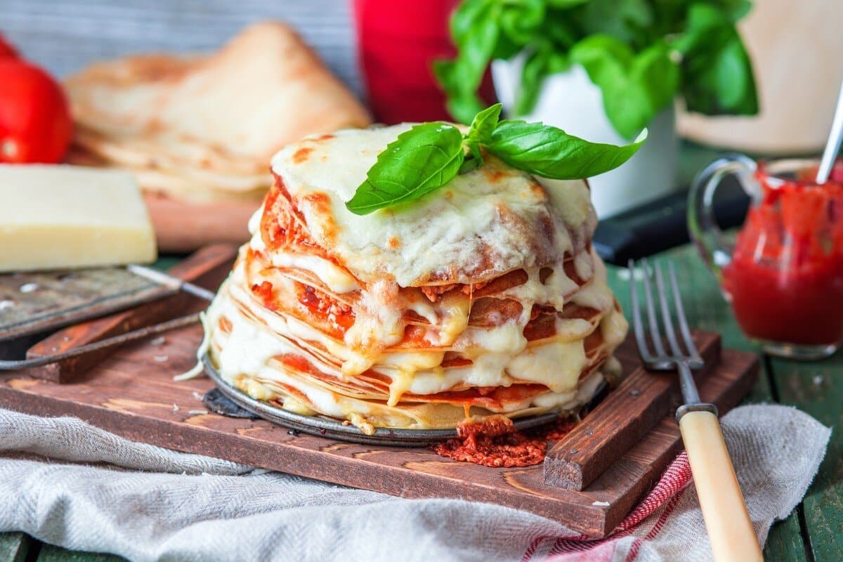 Pfannkuchen Lasagne mit geriebenem Mozzarella überbacken