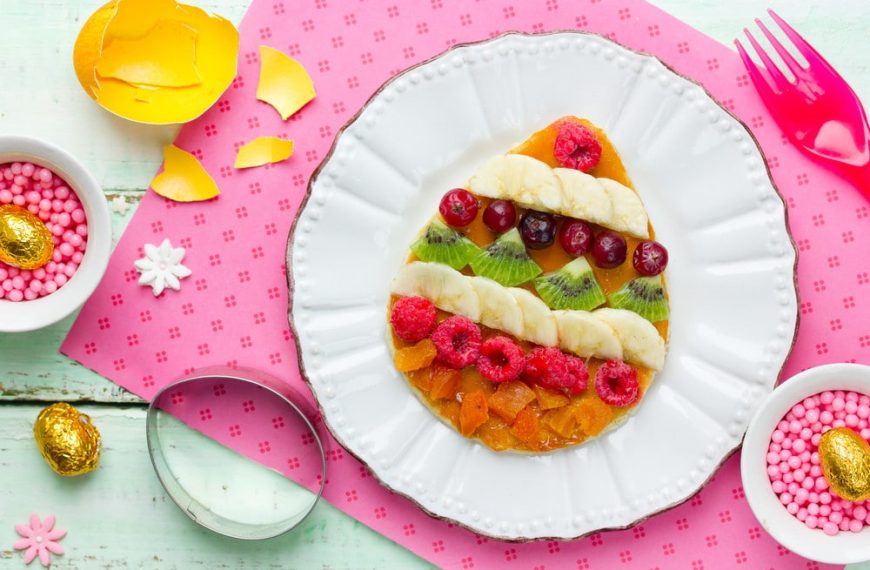 Pfannkuchen Osterei mit Reismehl und Früchten zum Osterfrühstück