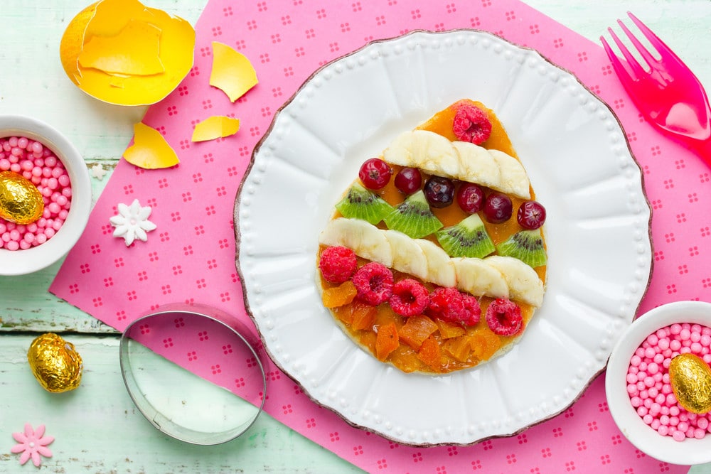 Pfannkuchen Osterei mit Reismehl und Früchten zum Osterfrühstück