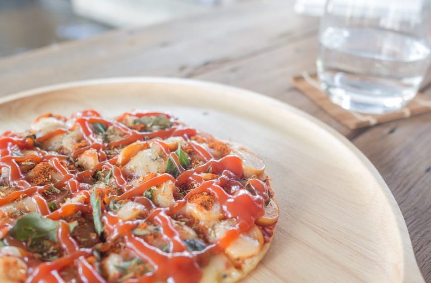 Pfannkuchen Pizza mit Zwiebeln, Tomaten, Thunfisch und Käse