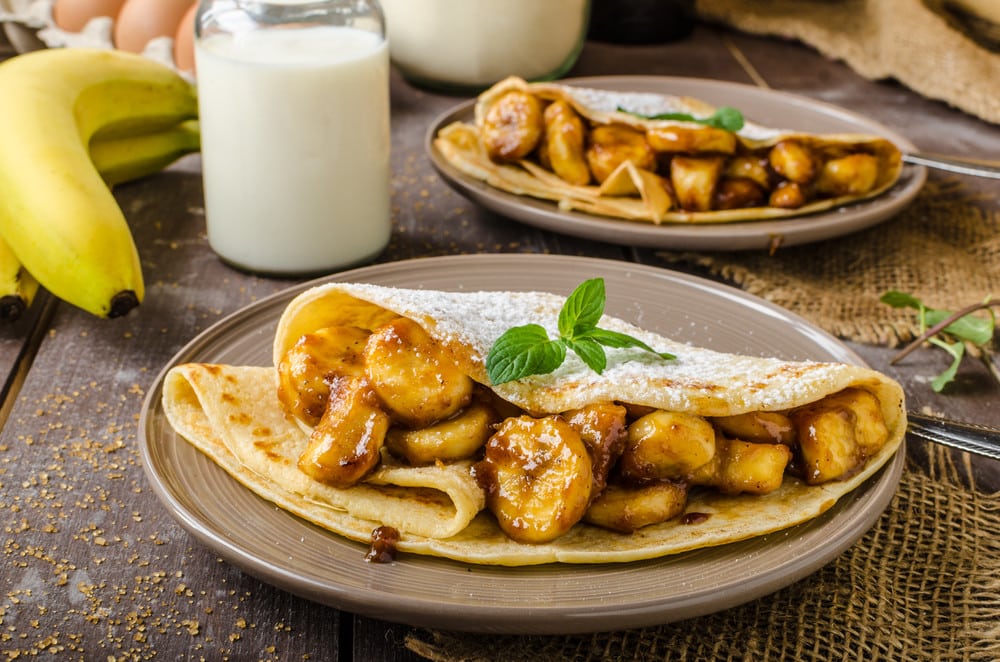 Pfannkuchen aus Kokosmilch mit karamellisierten Bananen