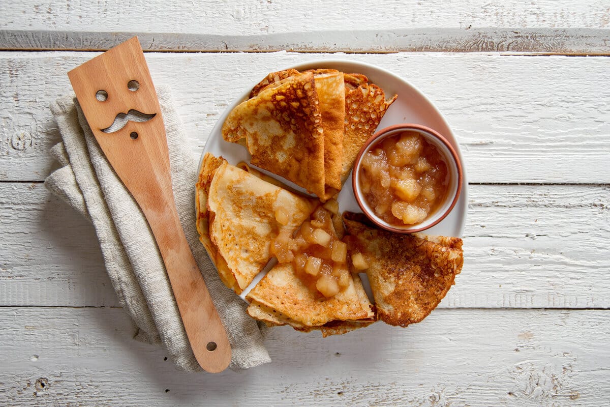 Pfannkuchen mit Kokosmilch und karamellisierten Äpfeln