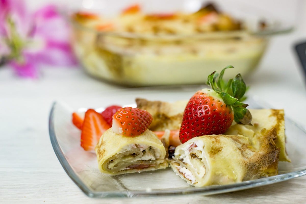 Pfannkuchen mit Quark und Erdbeeren im Backofen