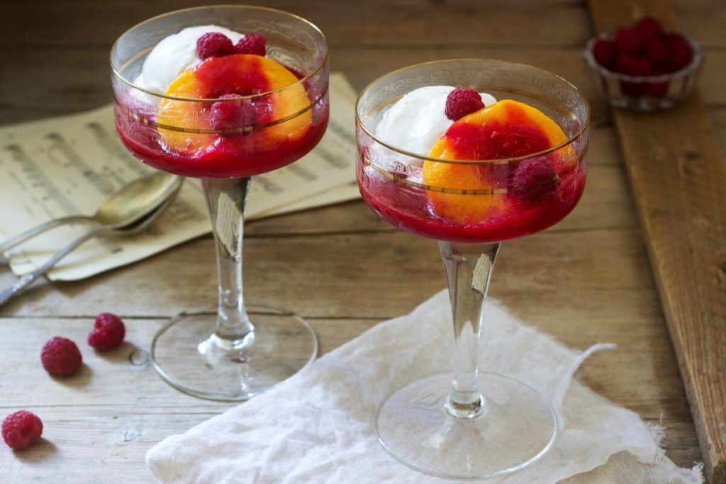 Pfirsich Melba Dessert mit Himbeeren