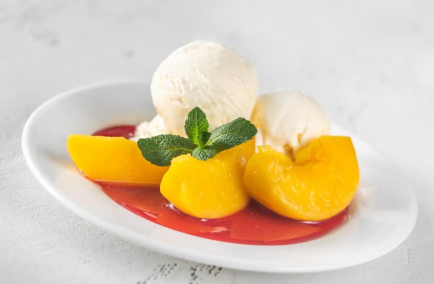 Pfirsich Melba – Raffiniertes Eisdessert mit Pfirsichen und Himbeeren