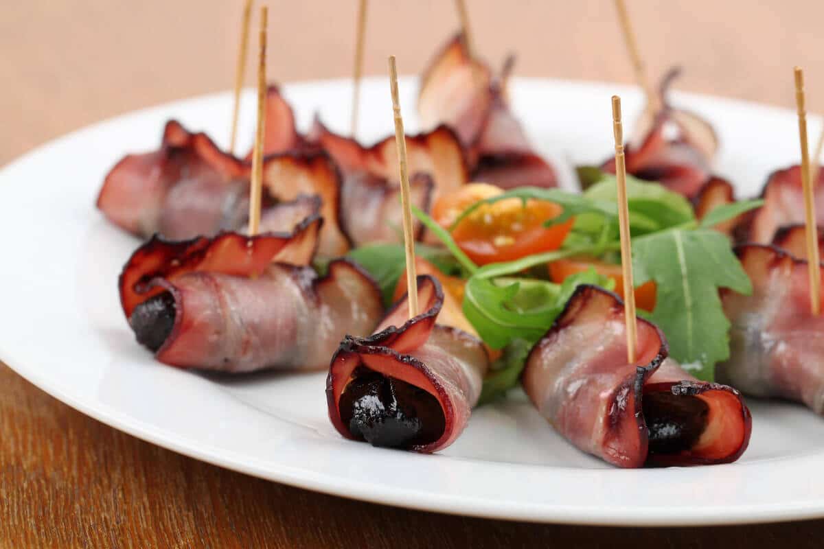 Pflaumen Snack mit Käse und Speck aus dem Backofen