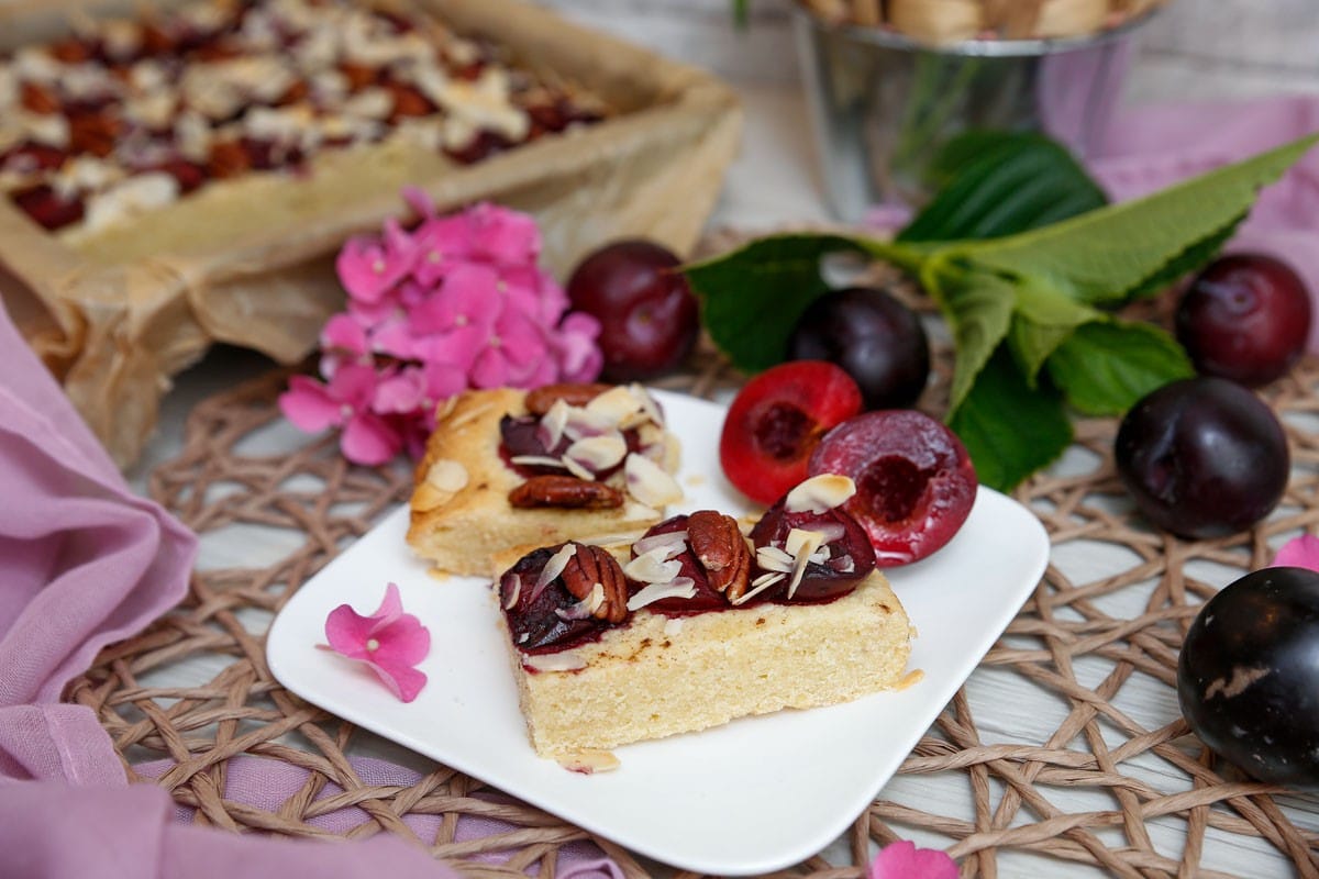 Pflaumenkuchen mit Mandeln, Pekannüssen und Zimt