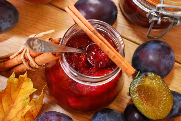 Köstliche Pflaumenmarmelade mit Erdbeeren und Rosmarin