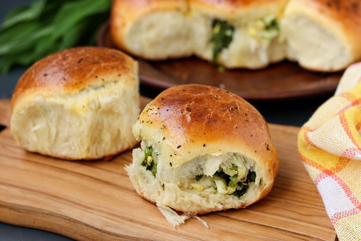 Pikant gefüllte Brötchen mit Bärlauch und Eiern