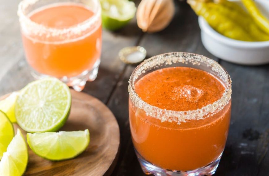 Pikant würziges mexikanisches Biermischgetränk Michelada
