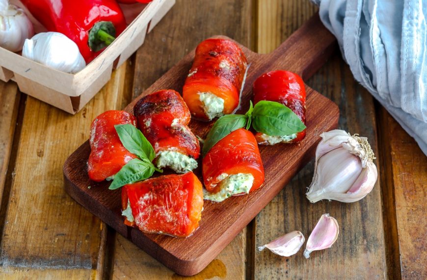 Pikante Antipasti mit Paprika, Frischkäse, Knoblauch und Nüssen
