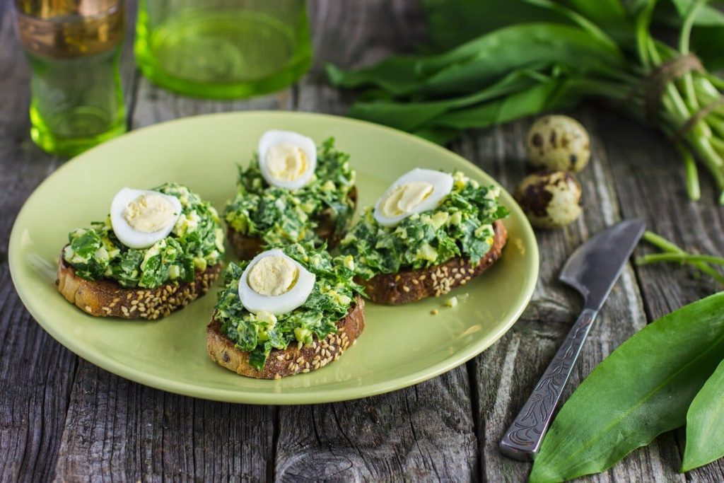 Pikante Bruschetta mit Eiersalat und Bärlauch - Frühstück mit Ei