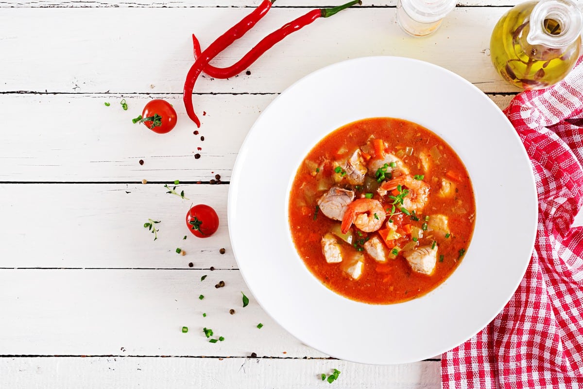 Pikante Fischsuppe mit Tomaten und Kürbis