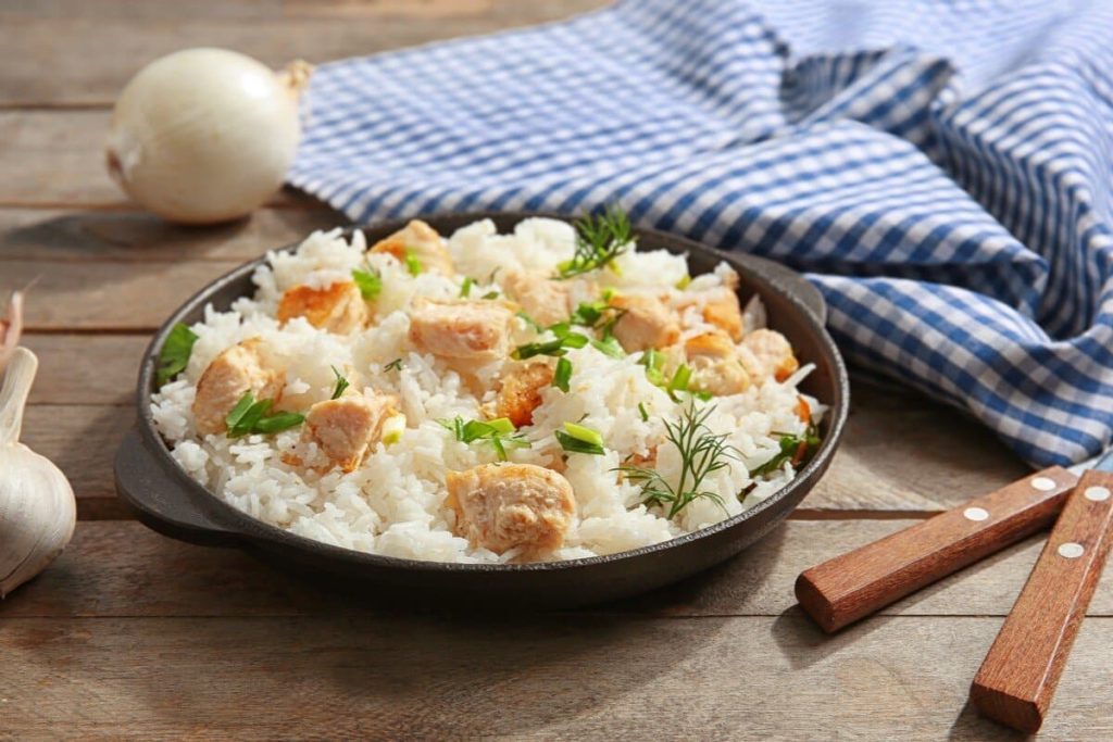 Pikante Hähnchen Reis Pfanne aus Hähnchenbrustfilet