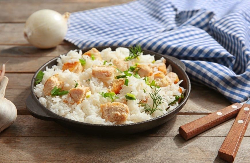 Pikante Hähnchen Reis Pfanne aus Hähnchenbrustfilet