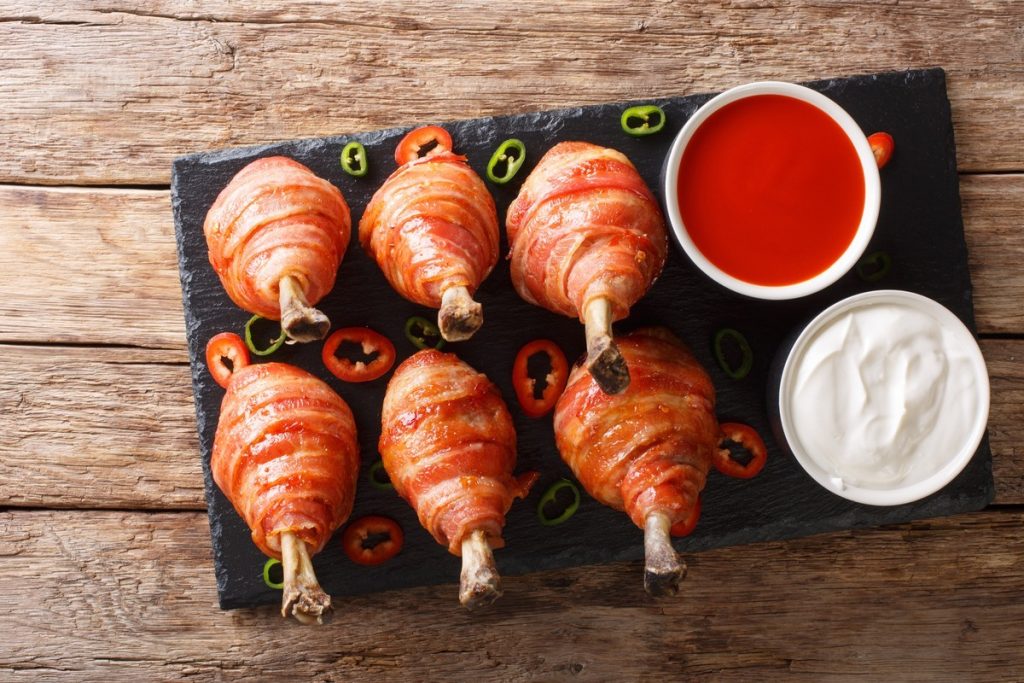 Pikante Hähnchenkeulen im Speckmantel und BBQ-Sauce