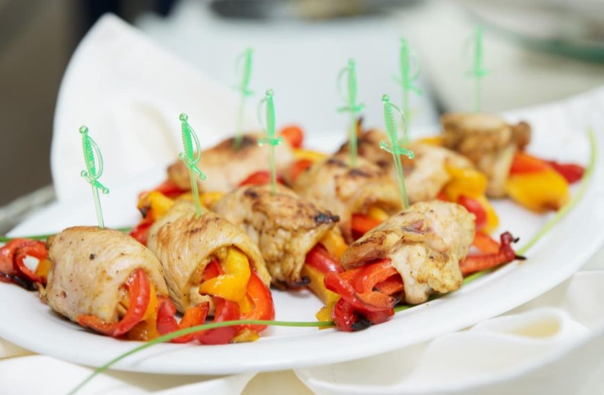 Pikante Hähnchenröllchen mit Paprika, Knoblauch und Gewürzen