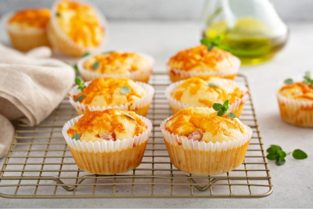 Pikante Käsemuffins mit Schinken für Party