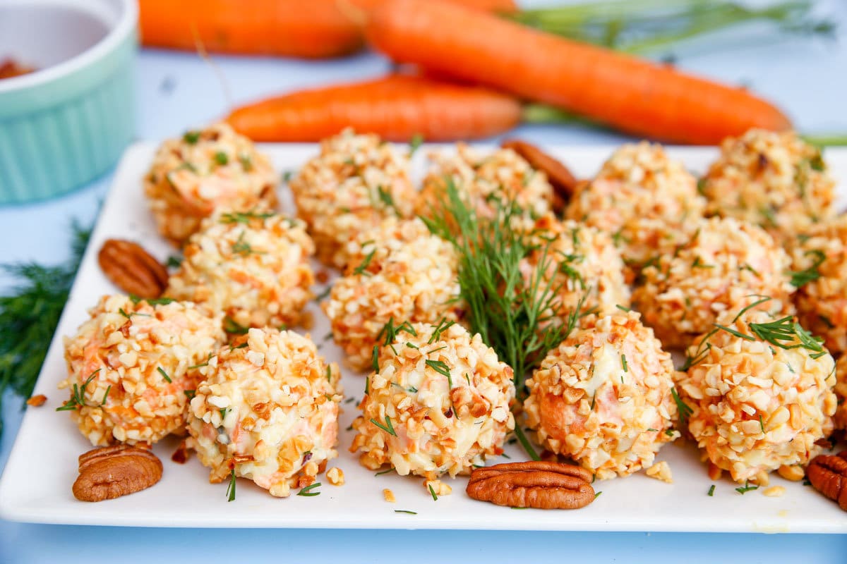 Pikante Karotten Balls Fingerfood mit Käse und Mandeln