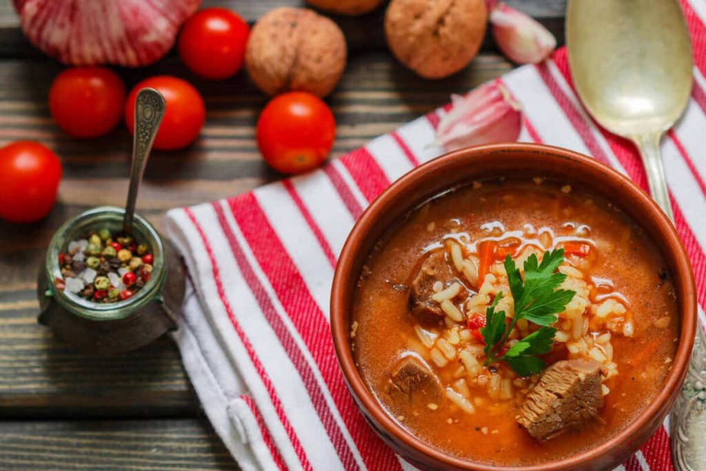 Pikante Kharcho Rindfleisch Suppe mit Reis