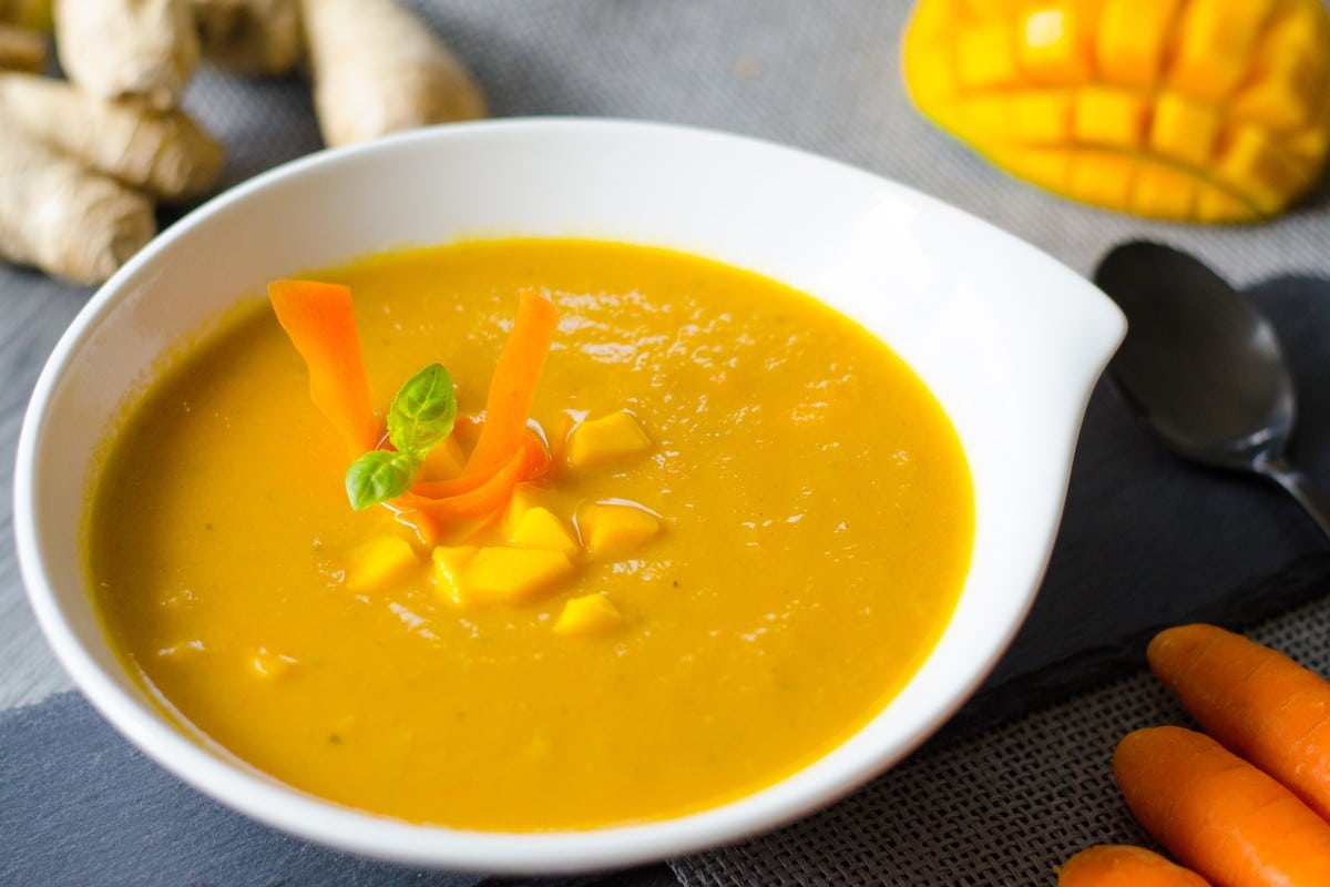 Pikante Möhrensuppe mit Mango