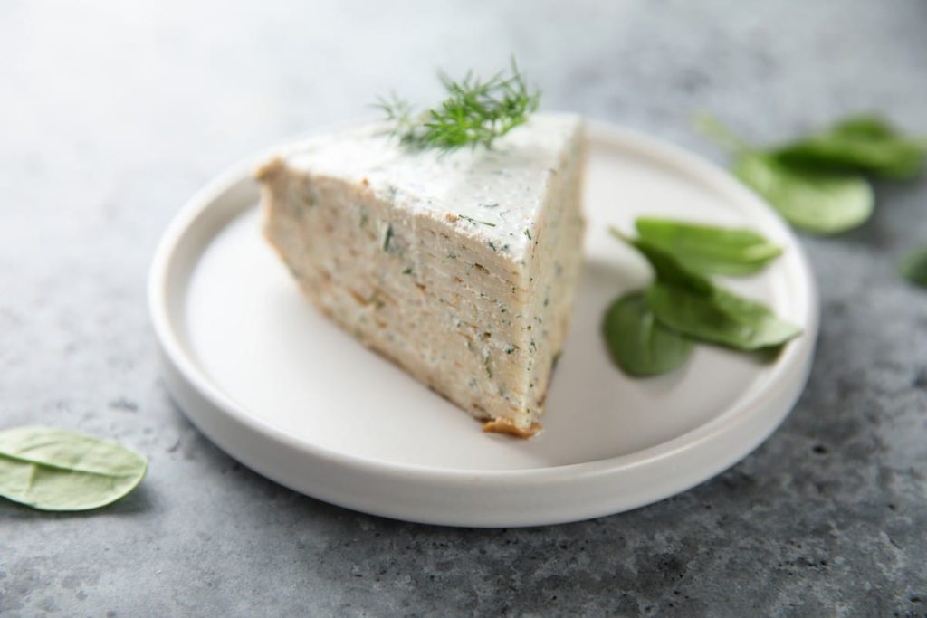 Pikante Pfannkuchentorte mit Frischkäse und Kräutern