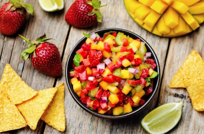Pikante Salsa Sauce mit Mango, Erdbeeren und Limettendressing