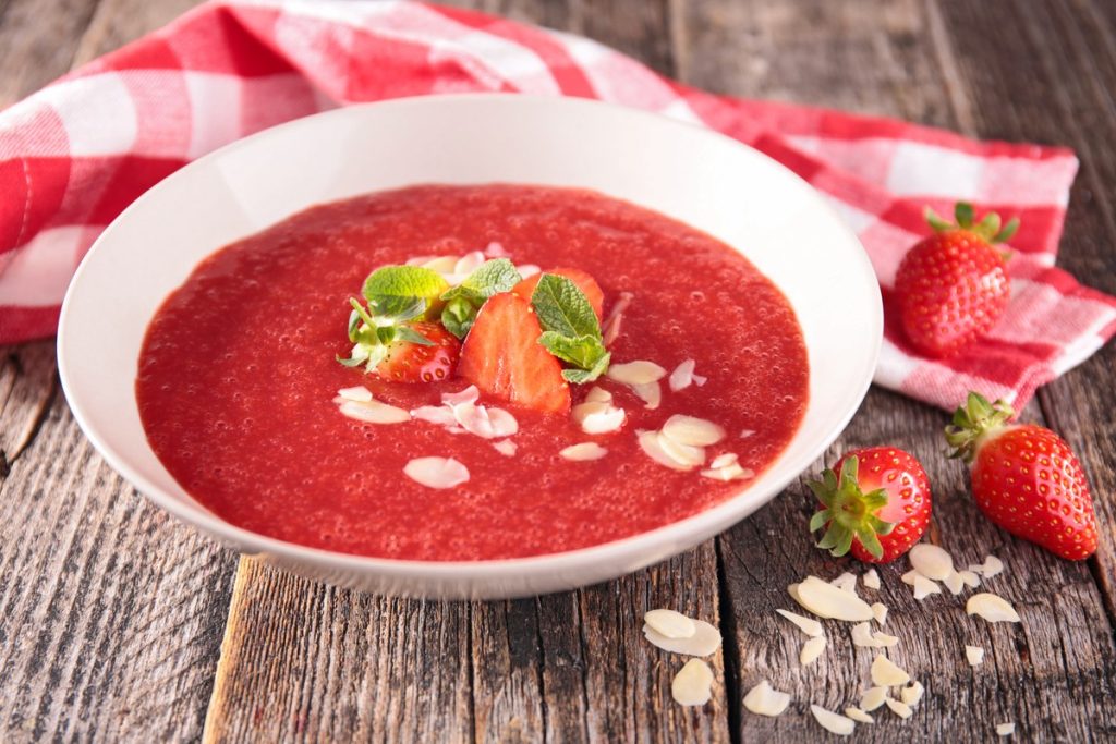 Pikante Smoothie Bowl mit Erdbeeren
