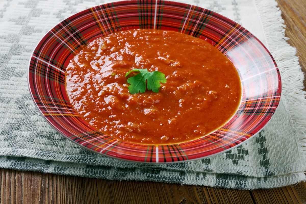 Tomatensuppe mit Zwiebeln und Knoblauch aus dem Ofen