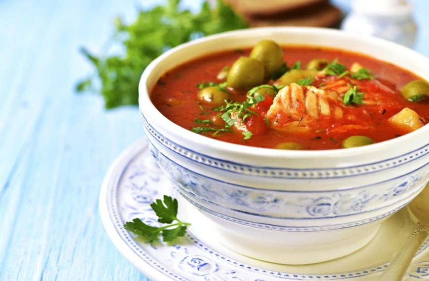 Pikante Tomatensuppe mit Kabeljau und Gemüse