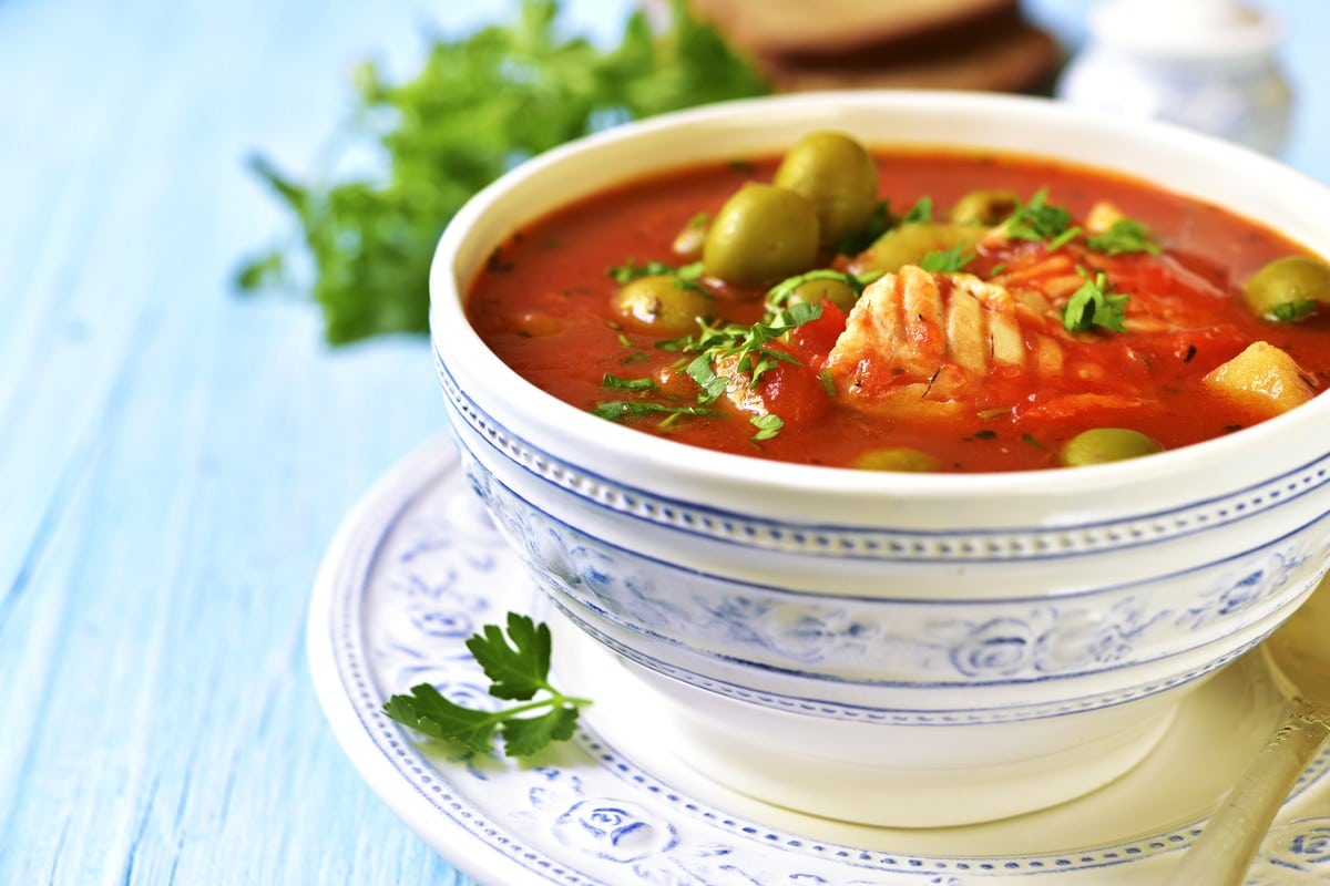 Pikante Tomatensuppe mit Kabeljau und Gemüse