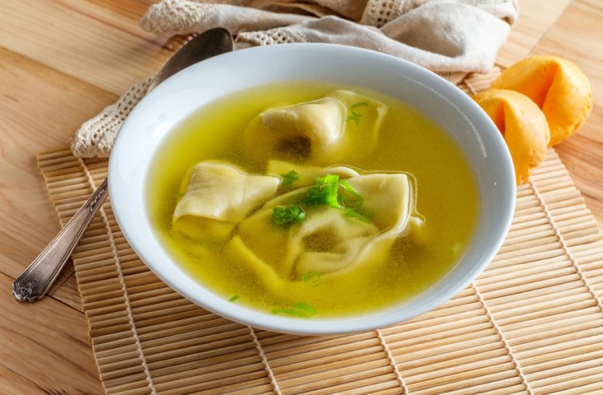 Pikante Wan Tan Suppe mit Knödeln